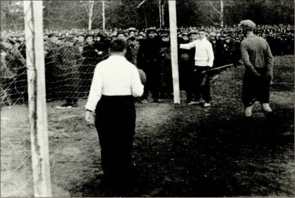 30 октября 1936 года. ЦДКА — Спартак 1:3. Под напором зрителей ворота за спиной Анатолия Акимова оказались сломаны